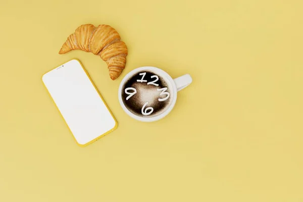 Tempo Refeição Leve Resto Trabalho Croissant Uma Xícara Café Com — Fotografia de Stock
