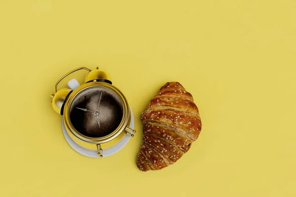 Hora Pequeno Almoço Uma Xícara Café Forma Despertador Croissant Fundo — Fotografia de Stock