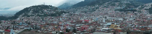 Bulutlu bir günde Quito şehrinin tarihi merkezinin panoramik manzarası - Ekvador