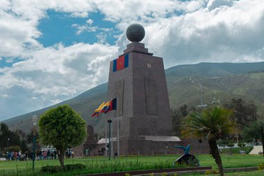 San Antonio de Pichincha, Pichincha, Ekvador - 4 Aralık 2021: Quito kenti yakınlarındaki Dünya Anıtı 'na giren turist grubu