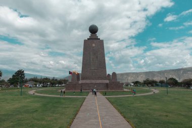 San Antonio de Pichincha, Pichincha, Ekvador - 4 Aralık 2021: Quito kenti yakınlarındaki dünyanın ortasındaki anıtın etrafında yürüyen bir grup turist