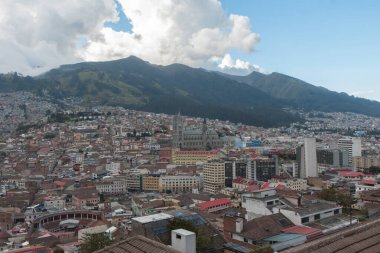 Quito, Pichincha, Ekvador - 4 Aralık 2021: Quito 'nun tarihi merkezinde yer alan Ulusal Yeminin bazilikasının günbatımında panoramik manzara