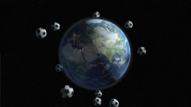 Grupo Pelotas Fútbol Que Orbitan Alrededor Del Planeta Tierra Mientras — Vídeo de stock