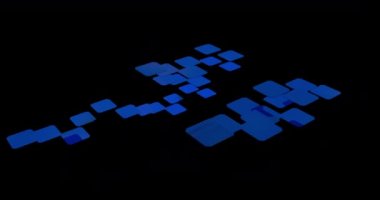 Bir güneş panelinin adım adım inşaatı, her bir parça görünür ve yenilenebilir enerji olarak siyah bir arkaplanda birleşir. 3B Canlandırma