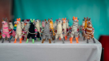 Quito, Pichincha, Ekvador - 26 Şubat 2022: Yerli Ekvator 'lular tarafından el yapımı yün lamaları bir zanaatkar pazarında satışa sunuldu