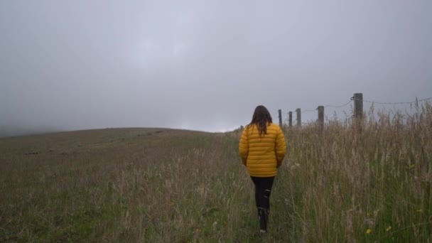 Latynoska Kobieta Żółtej Kurtce Idąca Kierunku Horyzontu Przez Andyjską Wieś — Wideo stockowe
