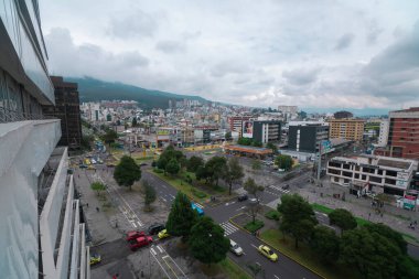 Quito, Pichincha, Ekvador - 17 Mart 2022: Araçlar ve insanlar bulutlu bir günde Agosto Bulvarı ve Birleşmiş Milletler kavşağında dolaşıyorlar