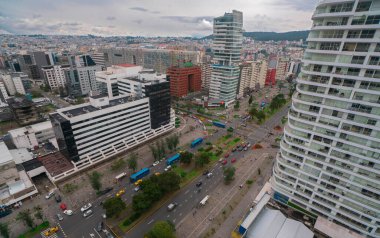 Quito, Pichincha, Ekvador - 17 Mart 2022: Bulutlu bir günde Amazon ve Birleşmiş Milletler bulvarlarının kesişiminde araçlar ve insanlar dolaşıyorlar