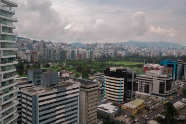 Quito, Pichincha, Ekvador - 17 Mart 2022: Bulutlu bir günde araçlar ve insanlar La Carolina parkı civarında dolaşıyorlar