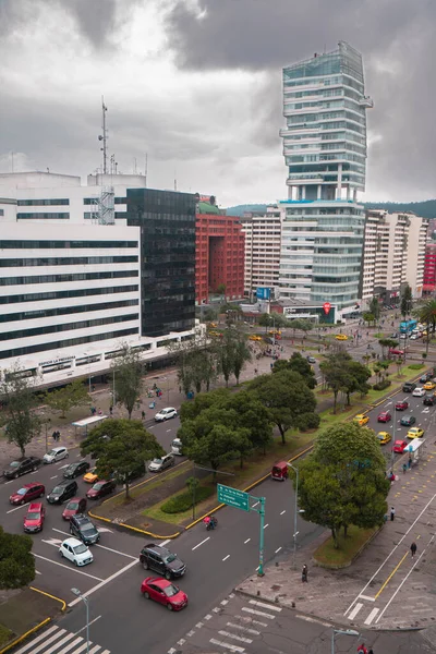 Quito Pichincha Equador Março 2022 Veículos Pessoas Circulando Cruzamento Das — Fotografia de Stock