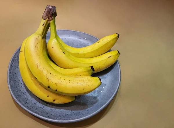 Ώριμες Κίτρινες Μπανάνες Ένα Πιάτο — Φωτογραφία Αρχείου