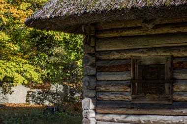 Arka planda mavi gökyüzü olan bir binanın görüntüsü