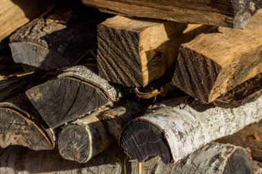 Köyde odun yığını var.