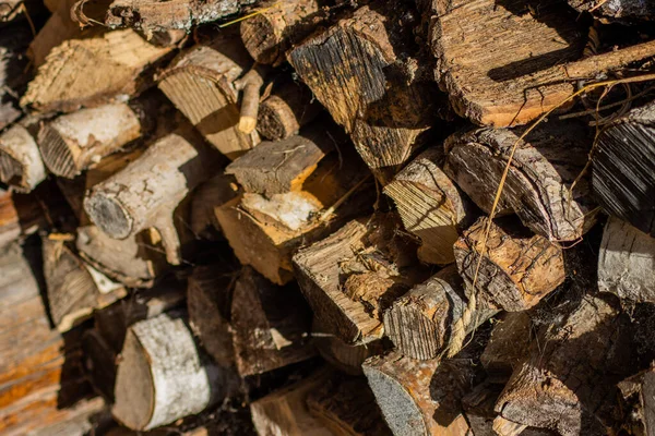 村に積み上げられた薪の山 — ストック写真