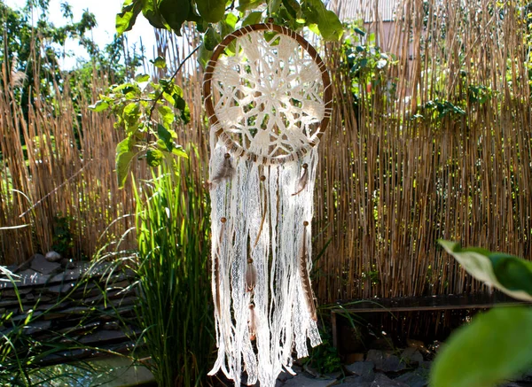 Dream Catcher Crocheted Threads Wooden Base Decorated Lace Threads Feathers — Zdjęcie stockowe