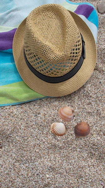 Yellow Straw Hat Towel Shade Blue Green Colors White Sand — Foto de Stock