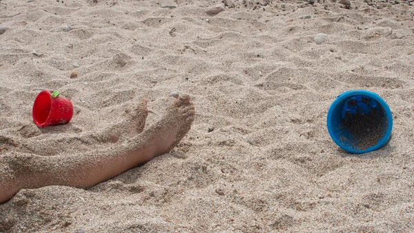 Child Feet Full Sand Playing Shovels Plastic Buckets Beach — Foto de Stock