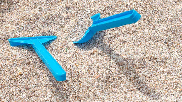 Blue Toy Plastic Shovel Rake White Sand Beach — Foto de Stock
