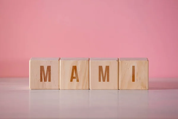 Four Wooden Cubes Written Word Mami Pink Background — Stockfoto