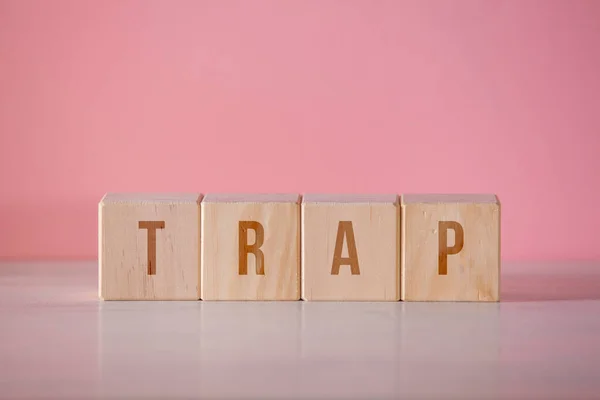 Four Wooden Cubes Written Word Trap Pink Background — Foto de Stock