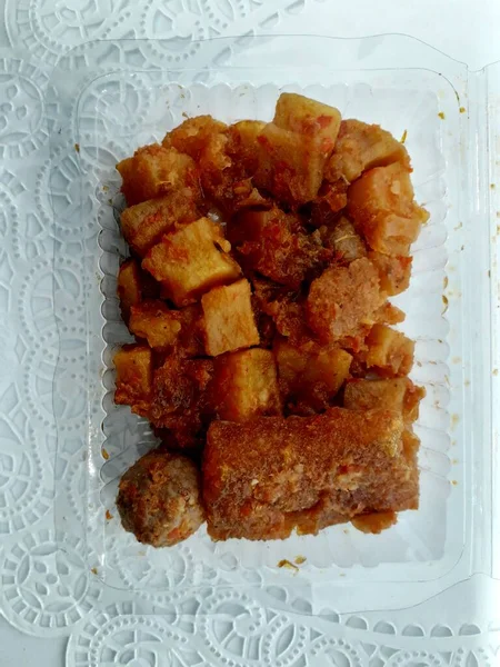 a small box of fried chili sauce stuffed with potatoes, meatballs, beef skin with delicious red spices for the lunch menu