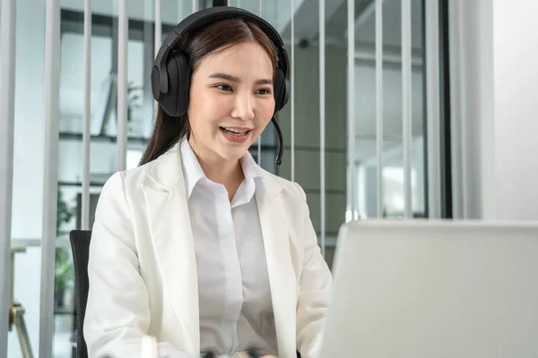 Female Call Center Provides Information Customer Calling Help Contact Service — Stockfoto