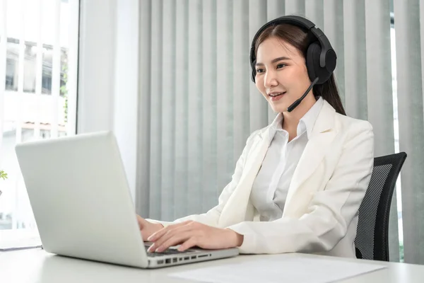 Female Call Center Provides Information Customer Calling Help Contact Service — стоковое фото