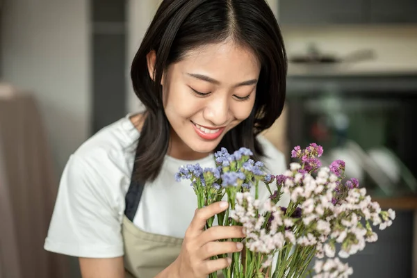 Weekend Her Hobbies Asian Woman Arranges Bouquet Flowers Decorate Her — 图库照片