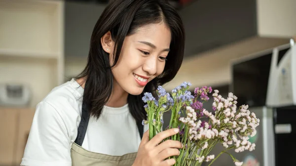 Weekend Her Hobbies Asian Woman Arranges Bouquet Flowers Decorate Her — Fotografia de Stock