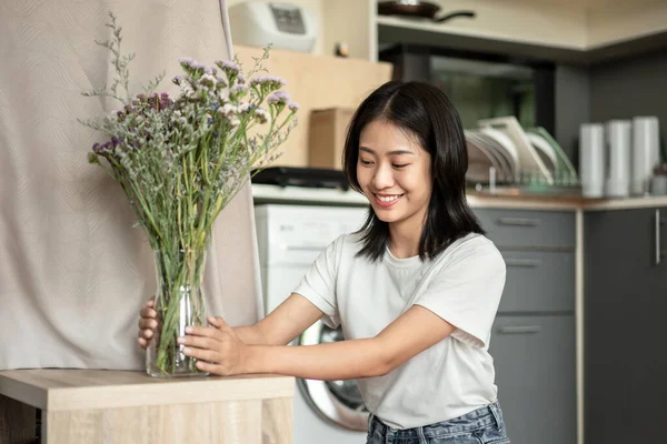 Weekend Her Hobbies Asian Woman Arranges Bouquet Flowers Decorate Her — 图库照片