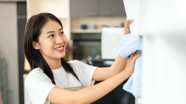 Half Japanese Housewife Cleaning Showcase Shelving Living Room Clean Weekends — Foto Stock