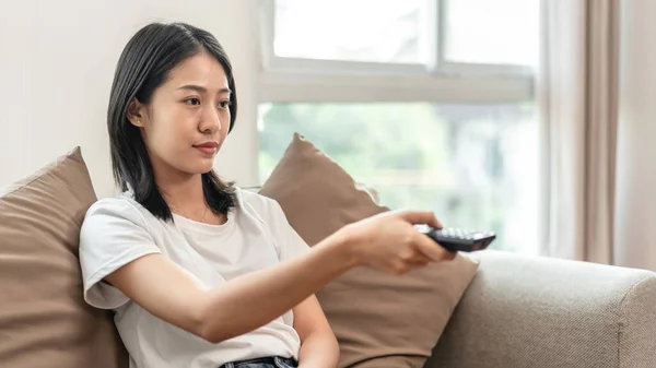 Half Japanese Woman Turns Watch Movie Drama Living Room Hold — Foto Stock