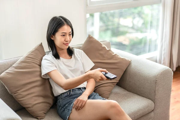 Half Japanese Woman Turns Watch Movie Drama Living Room Hold — Foto Stock