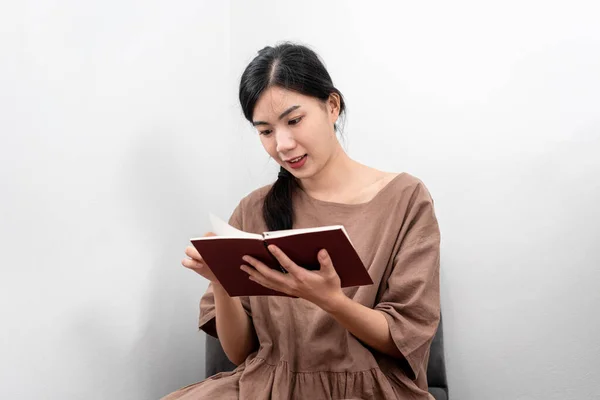 Beautiful Woman Reading Book Literature While Sitting Relaxation Carpet Living — Stock Photo, Image