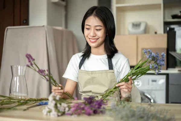 Weekend Her Hobbies Asian Woman Arranges Bouquet Flowers Decorate Her — Fotografia de Stock
