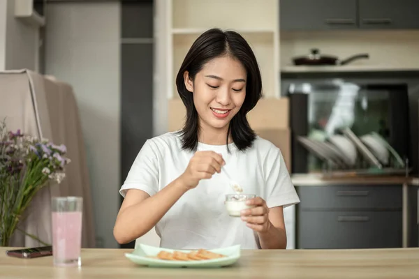 Tanned Asian Woman Eating Yogurt Crackers Breakfast Health Care Eating — 图库照片