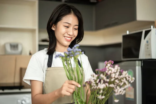 Weekend Her Hobbies Asian Woman Arranges Bouquet Flowers Decorate Her — Fotografia de Stock