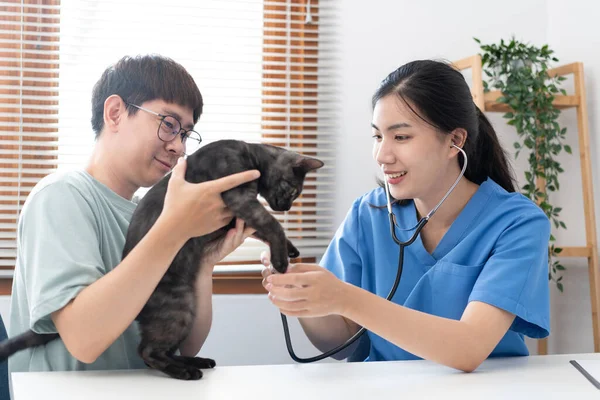 Veterinarian Woman Blue Uniform Checks Health Pet Appointment Metal Table — 图库照片