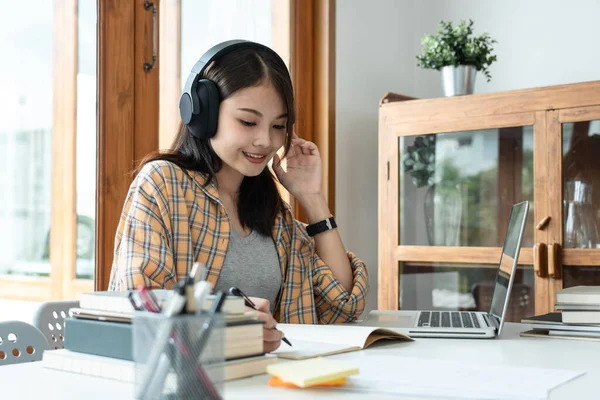 Young Woman Student Taking Notes Notebook While Learning Lessons Online — Stock Photo, Image