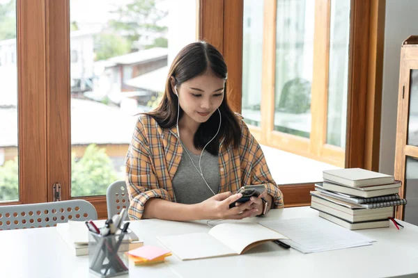 Young Woman Student Headset Video Conference Chatting Smartphone Classmates Lecturer — Stockfoto