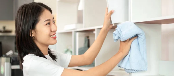 Half Japanese Housewife Cleaning Showcase Shelving Living Room Clean Weekends — Stock fotografie