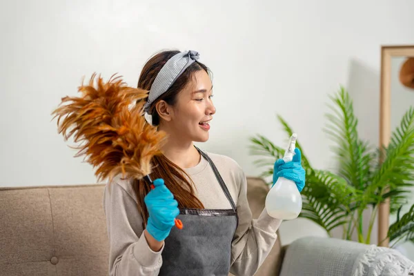 Housekeeper Wear Protective Gloves Holding Feather Duster Cleanser Bottle Cleanups — Foto Stock