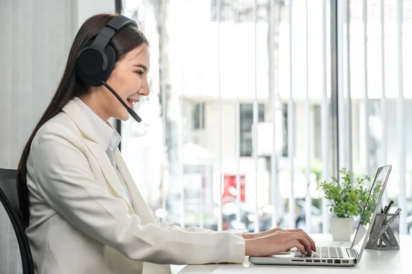 Female Call Center Provides Information Customer Calling Help Contact Service — Stock Photo, Image