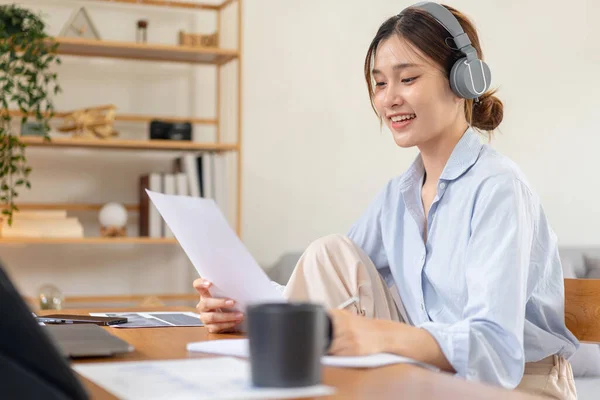 Freelancer Feminino Está Lendo Dados Negócios Laptop Documento Para Escrever — Fotografia de Stock