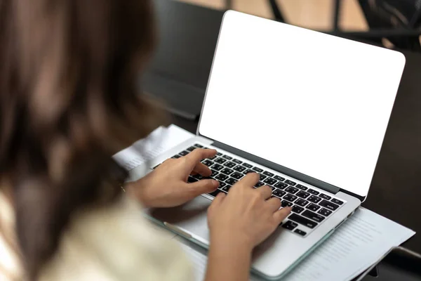 Бізнес Леді Використовує Ноутбук Друку Ділового Звіту Білим Порожнім Екраном — стокове фото