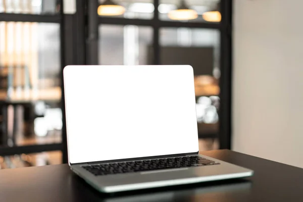 Laptop Białym Czystym Ekranem Drewnianym Stole Nowoczesnym Biurze Bokeh Tle — Zdjęcie stockowe