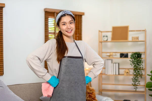 Ama Llaves Está Usando Guantes Protectores Para Sostener Paño Plumero —  Fotos de Stock