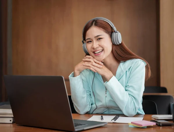 Female Student Headphone Using Laptop Studying Online Learning Taking Notes — Stock Photo, Image