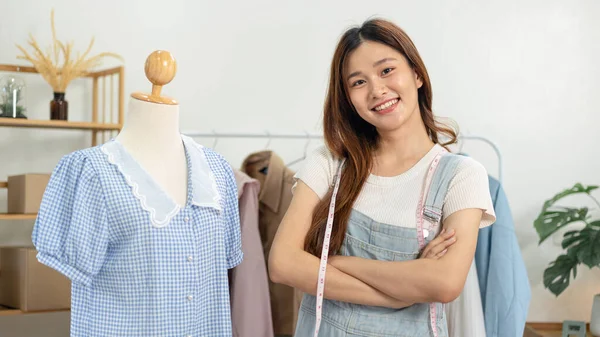 Designer Moda Confiante Feminina Projetar Uma Nova Coleção Roupas Estúdio — Fotografia de Stock