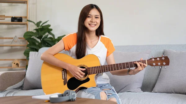 Jovem Praticar Acordes Básicos Guitarra Tocar Guitarra Com Canções Pop — Fotografia de Stock